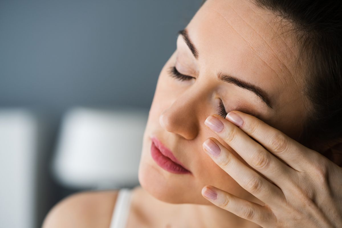 Headache with eye swelling: 5 Alarming Causes