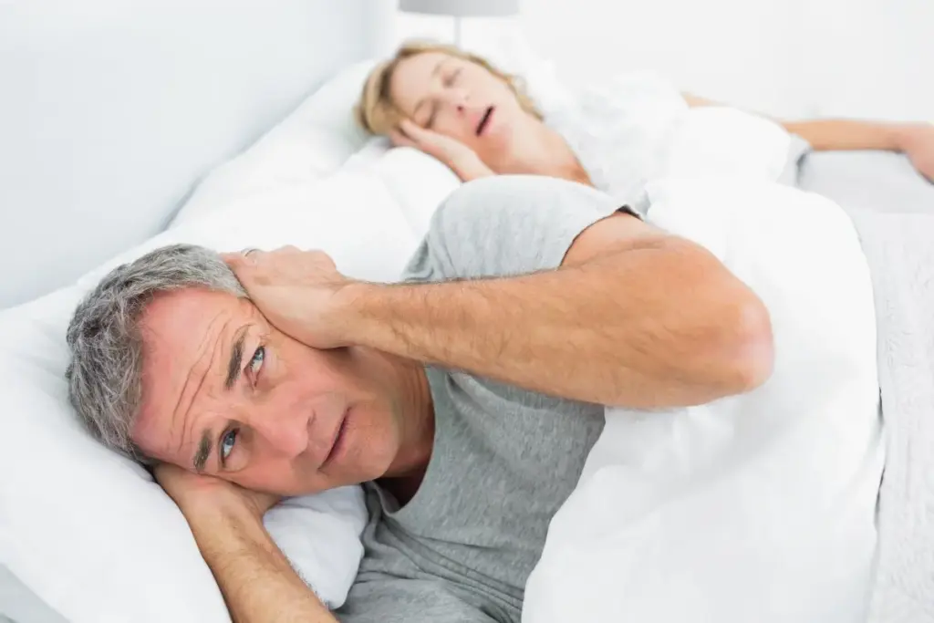 How to sleep when someone snores so loudly? 3 How to sleep when someone snores so loudly?