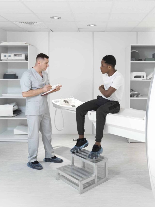 full-shot-patient-talking-about-back-pain (1)